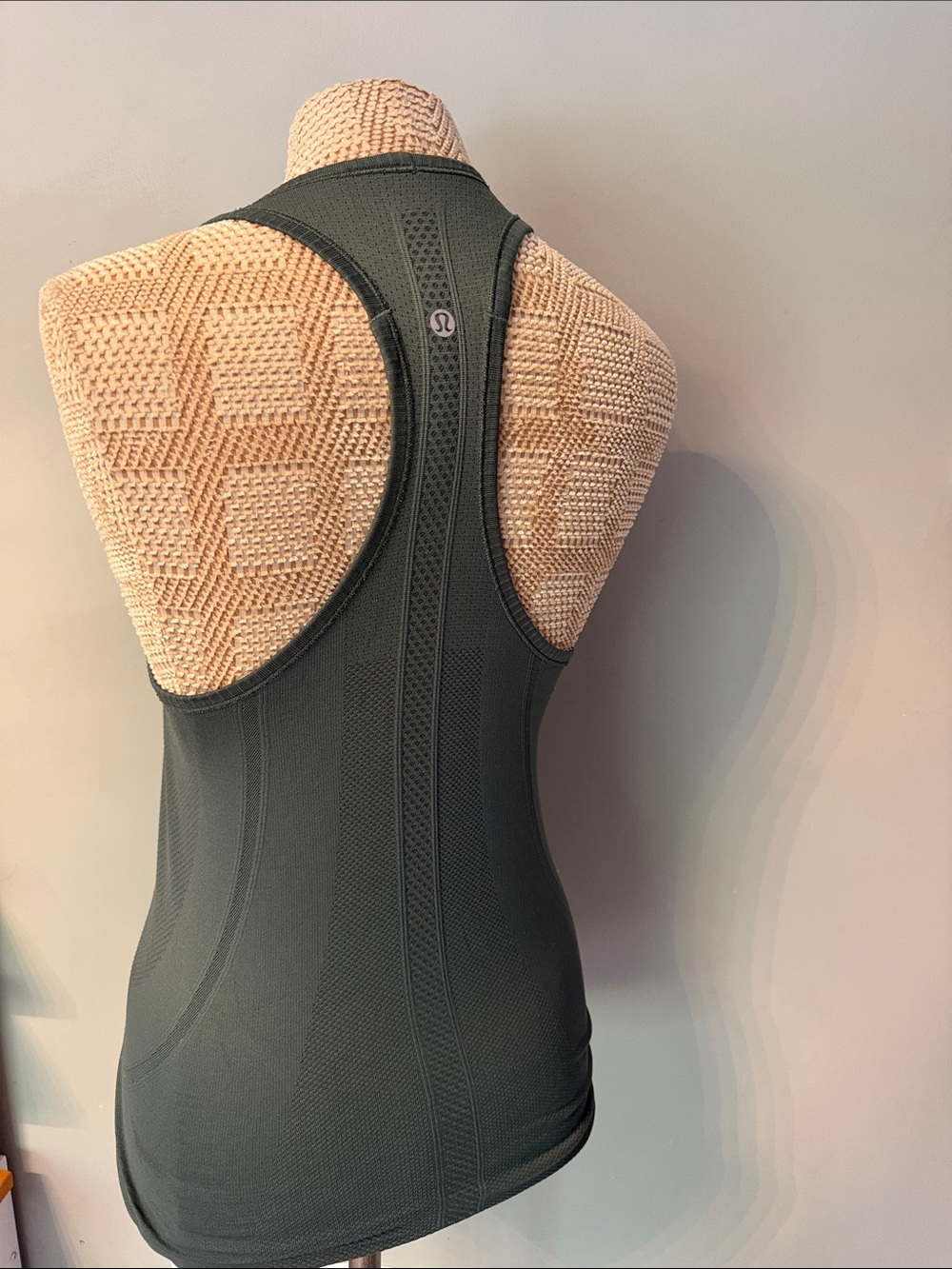 Lululemon Swiftly Tech Racerback size 6 - Picture 3 of 4